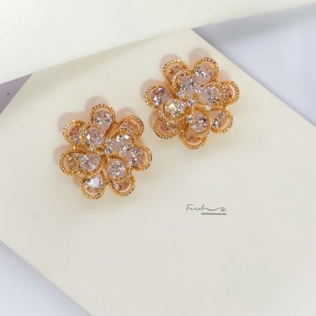 اقراط مرصعة بأحجار الزركون